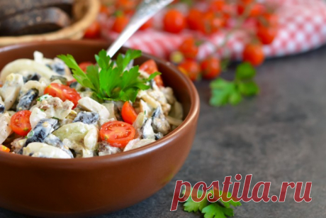 Салат с мясом и маслинами Этот питательный салат ты можешь подать как на праздничный стол, так и в будни. Главное его преимущество в том, что заправлен он будет настоящим домашним майонезом без лишних калорий