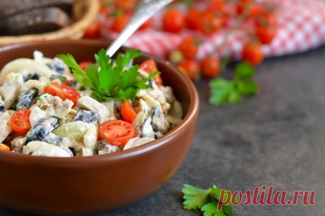 Салат с мясом и маслинами Этот питательный салат ты можешь подать как на праздничный стол, так и в будни. Главное его преимущество в том, что заправлен он будет настоящим домашним майонезом без лишних калорий