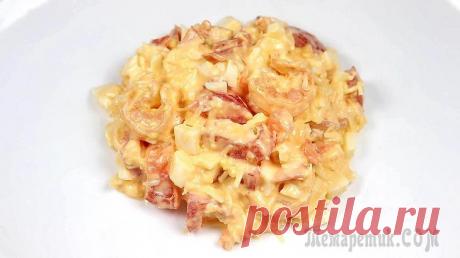 Салат с креветками и пармезаном Простой в приготовлении салат из креветок как на повседневный стол, так и на праздничный.Ингредиенты: На 2 порции Креветки варено-замороженные - 150 гр. Сыр Пармезан - 50 гр. Яйца отварные - 3 шт. Пом...