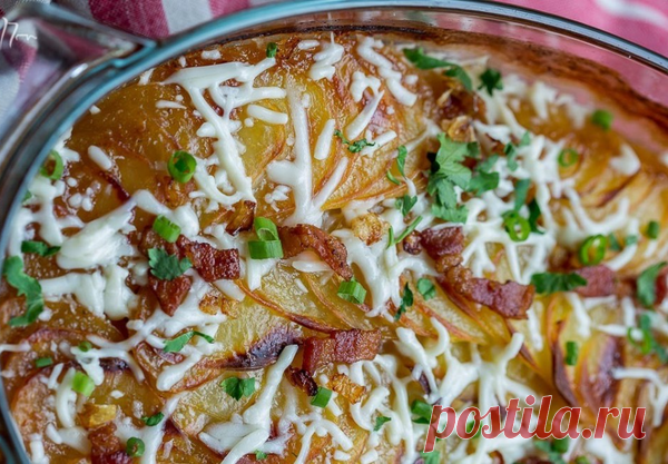 Куриную запеканку с грибами и картофелем можно смело подать на стол для торжественных случаев