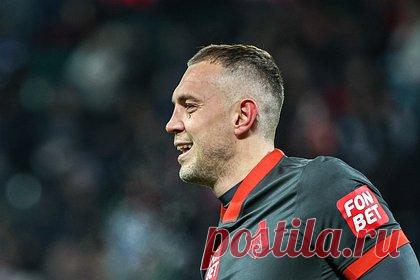 Бывший тренер «Зенита» назвал Дзюбу старым и мотивированным деньгами футболистом. Бывший главный тренер петербургского «Зенита» Властимил Петржела оценил игру нападающего «Локомотива» Артема Дзюбы. Специалист назвал Дзюбу старым футболистом. «Его мотивируют только деньги, которые он получает. Поэтому скажу, что его игра теперь не так опасна», — заявил он.