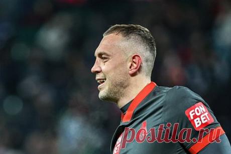 Бывший тренер «Зенита» назвал Дзюбу старым и мотивированным деньгами футболистом. Бывший главный тренер петербургского «Зенита» Властимил Петржела оценил игру нападающего «Локомотива» Артема Дзюбы. Специалист назвал Дзюбу старым футболистом. «Его мотивируют только деньги, которые он получает. Поэтому скажу, что его игра теперь не так опасна», — заявил он.