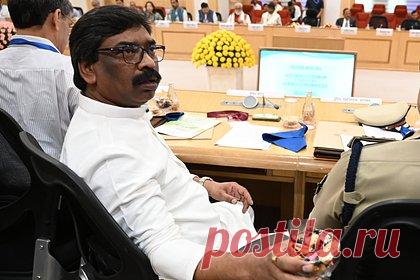 Лидера оппозиции в Индии арестовали за несколько месяцев до выборов. В Индии арестовали главного министра штата Джаркханд и представителя оппозиционной партии «Джаркханд Мукти Морча» Хеманта Сорена. Ситуация вызвала негодование среди других оппозиционных представителей, которые считают случившееся борьбой с оппозицией в рамках заговора правящей партии «Бхаратия джаната парти».