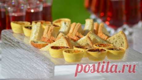 Stuzzichini per aperitivi: ricette facili e sfiziose Un ricettario completo che racchiude tutte le nostre migliori ricette di stuzzichini salati da preparare per i vostri aperitivi casalinghi: ricette facili, veloci e creative che stupiranno sicuramente i vostri amici.