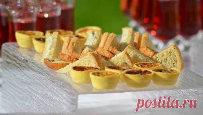Stuzzichini per aperitivi: ricette facili e sfiziose Un ricettario completo che racchiude tutte le nostre migliori ricette di stuzzichini salati da preparare per i vostri aperitivi casalinghi: ricette facili, veloci e creative che stupiranno sicuramente i vostri amici.