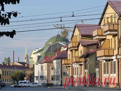Константиново
In the heart of the village is a house with three windows on the facade. On the house - a memorial plaque. It is engraved: &quot;Here was born and lived the famous Russian poet Sergei Yesenin (1895 - 1925)&quot;. In the house thanks to the efforts of Sergei sisters - Catherine and Alexandra Alexandrovna, reconstructed the interior, which was during the life of the poet.