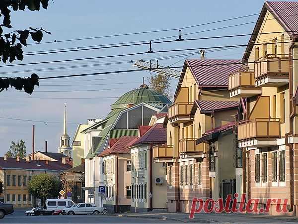 Константиново
In the heart of the village is a house with three windows on the facade. On the house - a memorial plaque. It is engraved: "Here was born and lived the famous Russian poet Sergei Yesenin (1895 - 1925)". In the house thanks to the efforts of Sergei sisters - Catherine and Alexandra Alexandrovna, reconstructed the interior, which was during the life of the poet.