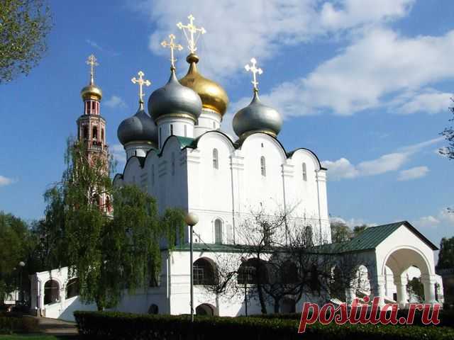 При царевне-правительнице Софье Алексеевне сложился неповторимый, сохранившийся до нашего времени, архитектурный ансамбль обители, поражающий своим поистине царским великолепием. Смоленский собор с его лаконичными формами позднего средневековья, как драгоценный камень в изысканной оправе, окружён богато декорированными храмами и зданиями конца XVII века в стиле московского барокко.