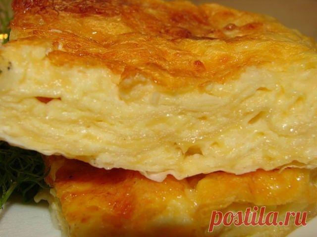 Пирог с сыром, который хочется готовить каждый день! 
Вкусно до безумия! 
Многие блюда и закуски, приготовленные с сыром, получаются по умолчанию вкусными. Это вам скажет любой сыроман. Особенно почитатели сыра полюбили пироги. Если вы любите выпечку, в которой аппетитно тянется сыр, тогда этот рецепт должен вас заинтересовать. 
Пирог получается очень вкусным, а главное — готовится без хлопот. Потратив немного времени на подготовку, вы приготовите сытное угощение, которым наестся вся семья!