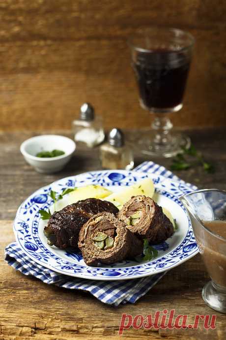 Рулеты из говядины с луком, беконом и маринованными огурчиками (Rinderrouladen)