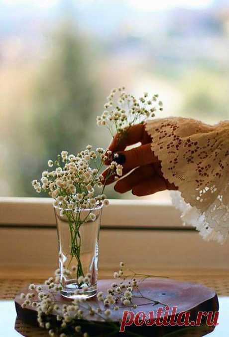 Поговори со мной о пустяках...
Георгий Иванов

Поговори со мной о пустяках,
О вечности поговори со мной.
Пусть, как ребенок, на твоих руках
Лежат цветы, рожденные весной.
Так беззаботна ты и так грустна.
Как музыка, ты можешь все простить.
Ты так же беззаботна, как весна,
И, как весна, не можешь не грустить.