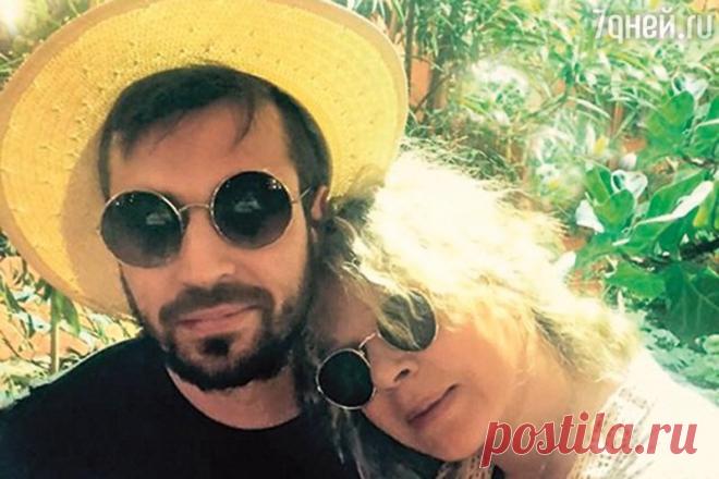 Елена Валюшкина перестала скрывать молодого любовника  Со своим любимым мужчиной по имени Ричард Елена Валюшкина познакомилась в прошлом году в Бразилии, куда
актриса полетела с друзьями отмечать свой день рождения. Их встреча произошла практически в оди…