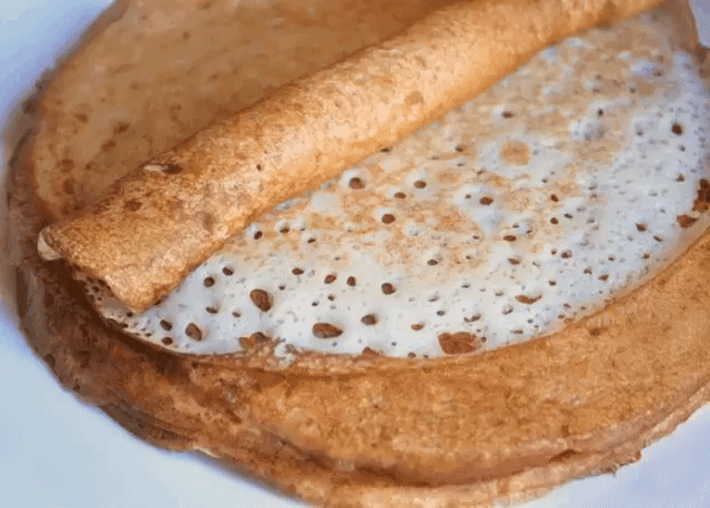 НЕЖНЫЕ ЗАВАРНЫЕ БЛИНЧИКИ НА КЕФИРЕ 
Пожалуй, лучший вариант блинчиков на Масленицу. Вооружайтесь рецептиком! 
Ингредиенты:
- 2 ст. кефира (лучше брать не жирный)
- 2 ст. муки
- 2 яйца
- 1/2 ч. л. соды
- 2-3 ст. л. растительного масла
- соль, сахар по вкусу
Приготовление:
Кефир, яйца, муку, соль, сахар перемешать, слегка взбить венчиком.
В стакан крутого кипятка бросить 1/2 ч. л. соды, быстро размешать и вылить в тесто, перемешать,
дать постоять 5 мин.
Добавить 2-3 ст. л. масла растительного, пер