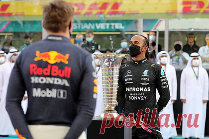 Федерация автоспорта ответила на желание Mercedes лишить Ферстаппена чемпионства. Международная федерация автоспорта (FIA) отклонила протест руководства Mercedes на результаты Гран-при чемпионата мира по автогонкам в классе машин «Формула-1» в Абу-Даби. В FIA посчитали правомерным то, что пилот Red Bull Макс Ферстаппен обогнал представителя Mercedes Льюиса Хэмилтона за машиной безопасности.