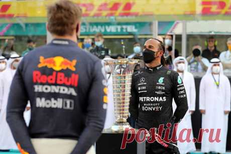 Федерация автоспорта ответила на желание Mercedes лишить Ферстаппена чемпионства. Международная федерация автоспорта (FIA) отклонила протест руководства Mercedes на результаты Гран-при чемпионата мира по автогонкам в классе машин «Формула-1» в Абу-Даби. В FIA посчитали правомерным то, что пилот Red Bull Макс Ферстаппен обогнал представителя Mercedes Льюиса Хэмилтона за машиной безопасности.