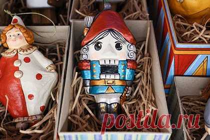Россиянка собрала коллекцию новогодних игрушек и попала в книгу рекордов. Россиянка из Ханты-Мансийска собрала необычную коллекцию новогодних игрушек и попала в книгу рекордов России. Уточняется, что Наталья Янчева собрала более 200 елочных игрушек на тему 58 различных сказок и мультфильмов. Ее проект направлен на приобщение детей к чтению и популяризацию народного творчества.