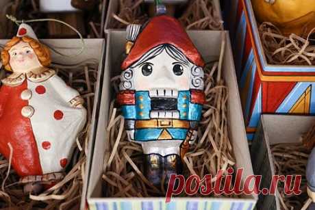 Россиянка собрала коллекцию новогодних игрушек и попала в книгу рекордов. Россиянка из Ханты-Мансийска собрала необычную коллекцию новогодних игрушек и попала в книгу рекордов России. Уточняется, что Наталья Янчева собрала более 200 елочных игрушек на тему 58 различных сказок и мультфильмов. Ее проект направлен на приобщение детей к чтению и популяризацию народного творчества.
