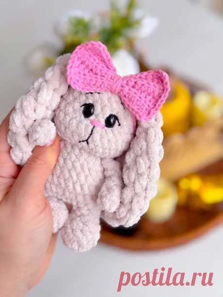 PDF Зайка крючком. FREE crochet pattern; Аmigurumi toy patterns. Амигуруми схемы и описания на русском. Вязаные игрушки и поделки своими руками #amimore - маленькая зайка из плюшевой пряжи, плюшевый заяц, зайчик с бантиком, кролик, зайчонок, крольчонок.
