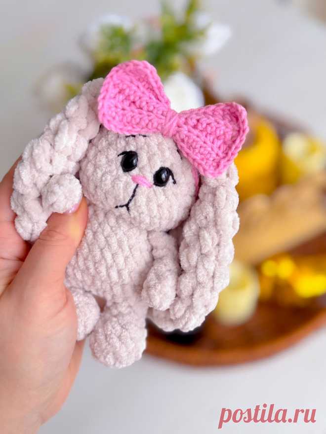 PDF Зайка крючком. FREE crochet pattern; Аmigurumi toy patterns. Амигуруми схемы и описания на русском. Вязаные игрушки и поделки своими руками #amimore - маленькая зайка из плюшевой пряжи, плюшевый заяц, зайчик с бантиком, кролик, зайчонок, крольчонок.