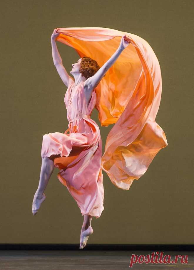 books0977:
“Helen Crawford in Five Brahms Waltzes in the manner of Isadora Duncan, Royal Ballet, October 2014. Photograph by Tristram Kenton / ROH.
Crawford was brave in her commitment to abandoned...