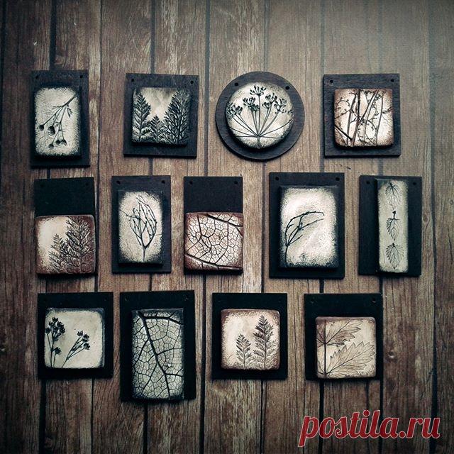 Для меня осень - это возрождение, отшелушивание всего лишнего и ненужного через удивительной красоты процесс. Строгая графика деревьев освобождается от массы листвы во всей своей красе. И один из поводов создания моих кулонов с отпечатками растений - это как раз робкая попытка воссоздания человеком нерисующим этой графики.
Новая коллекция с новым подходом. И она мне нравится!! PS Напоминаю, что кулоны с отпечатками я привожу в столицу только на ярмарку российских дизайнеро...