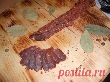 Сыровяленый деликатес
Ингредиенты: 
Для вкуснейшего и полезного сыровяленого деликатеса,понадобиться:
1 свиная вырезка;
100 гр.водки(коньяка);
всевозможные специи;
крупная морская соль.
Приготовление:
Свиную вырезку промыть,удалить не нужный жир и жилки.Натереть со всех сторон солью,специями.Уложить в глубокую посуду(я использовала форму для запекания).Положить мясо,залить водкой.Накрыть пищевой пленкой.Отправить в холодильник.Там наше мясо должно "жить" 24-30 часов.На про...