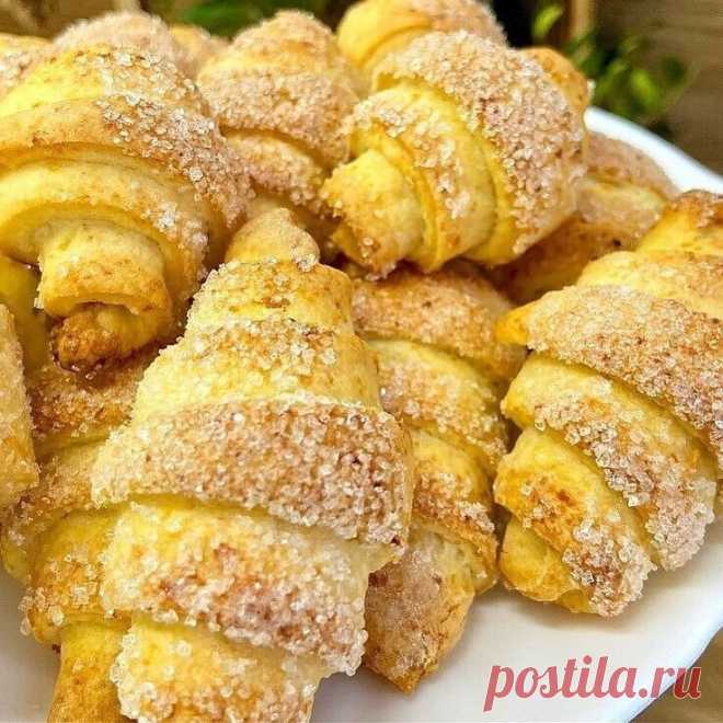 Самый УДАЧНЫЙ рецепт ТВОРОЖНЫХ РОГАЛИКОВ ! 
Эти рогалики получаются просто нереальными ! В меру мягкие , нежные , сладкие ! Улетают со стола , как семечки !