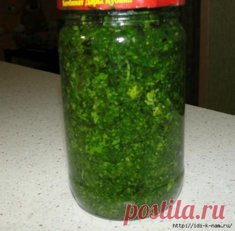 Изумрудное масло. Хочу поделиться своим любимым и проверенным рецептом сохранения аромата и цвета свежей зелени. Это ооочень удобно, в рецепте нет соли и замораживать ничего не нужно. В общем, открываем баночку, а там..... лето!
Петрушка
Укроп
Кинза
Базилик
Масло оливковое (или любое растительное )