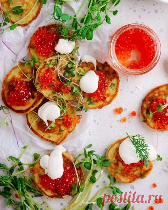 ​Картофельные оладушки с икрой Ингредиенты:Картофель крупный — 3 шт.Яйца — 2 шт. Яичные белки — 3 шт. Мука — 2 ст. л.
Сметана — 300 мл Творожный сыр — 100 г Укроп — 1 пучок Зеленый лук — 2 пера Икра красная — по вкусу Соль —...