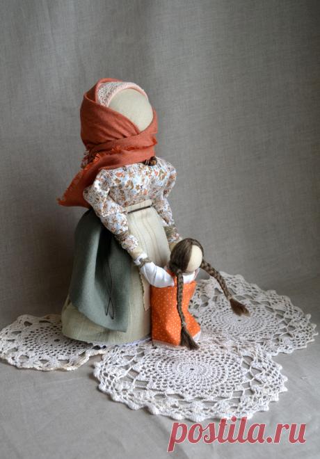 Кукла ведучка символизирует мать, которая ведет в жизнь ребенка. Можно подарить на рождение ребенка.