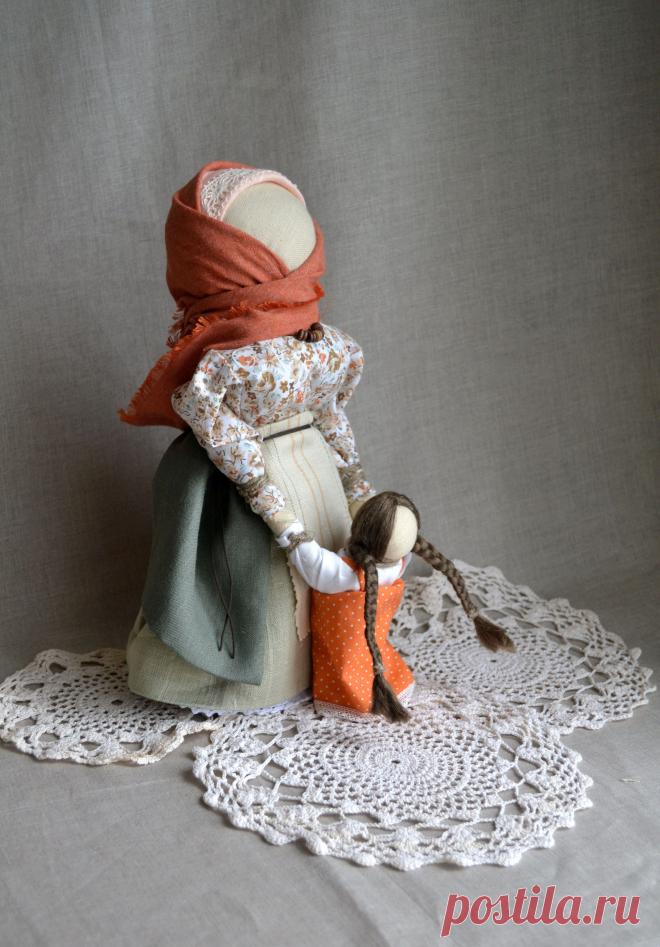 Кукла ведучка символизирует мать, которая ведет в жизнь ребенка. Можно подарить на рождение ребенка.