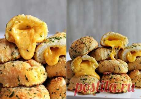Сырные бомбочки. Любители сыра просто обомлеют от вкуса Вкуснятина! Ингредиенты: слоеное бездрожжевое тесто120 гр. сыра чеддер нарезанный кубиками (можно взять любимый твердый сыр)⅓ чашки сыра пармезан3 столовые ложки размягченного сливочного масла1 зубчик чеснока, измельченный2 чайные ложки сушеной петрушки Приготовление: Тесто раскатываем в...