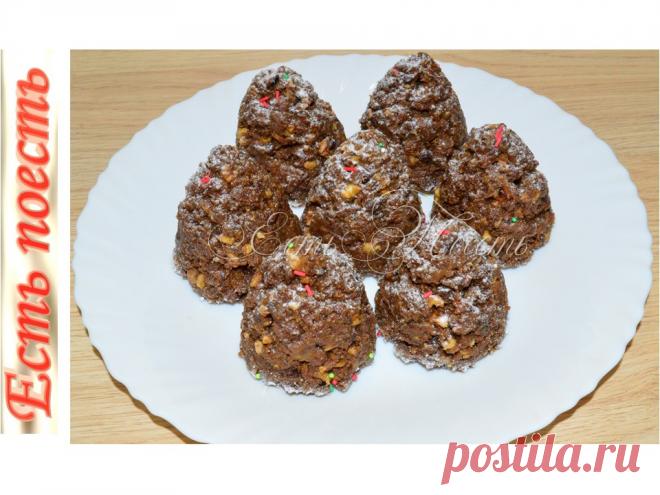 Такие новогодние шишки, несомненно, будут отличным дополнением к празднику не только для детей. Приготовленные из самодельной крошки, они получаются хрустящими, рассыпчатыми, но при этом отлично держат форму. Поэтому, её лучше не заменять покупным печеньем. Насыщенный шоколадно-ореховый вкус и аромат добавят яркости в ваше чаепитие.