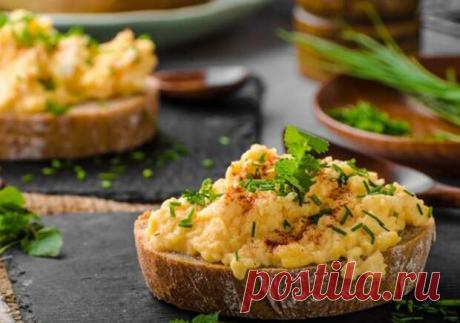 Завтраки из яиц хороши тем, что их можно быстро приготовить и вкусно подать. Из-за высокой питательной ценности они прекрасно насыщают и дают возможность спокойно дожить до обеда без перекусов. А самое главное — их любят и взрослые, и дети. Итак, что можно сделать из яиц на...