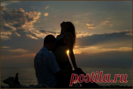 Любовь мужчины выражается совсем по-другому, чем женская любовь. Женская любовь безоговорочна, эмоциональна, добра и заботлива. Если женщина любит, она будет посвящать мужчине всю себя, поддерживать, даже если он никчемен и совсем не заслуживает ее внимания, будет верна – даже представить не может себя с кем-то другим.
Именно такой любви женщины ожидают в ответ.

Но любовь мужчины иная. Как же определить, действительно ли ваш мужчина влюблен?...далее