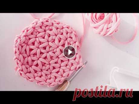 Цветочная сумка из шнура крючком. Узор Звездочки/Цветочки крючком. Из этого видео вы узнаете, как связать круглую сумку узором звёздочки или цветочки ...