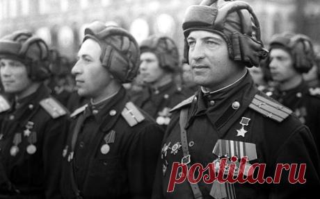 В Древней Руси военных званий не было, а командиры назывались по числу воинов в подчинении - десятник, сотник, тысячник. Мы выяснили, когда и как в русской и других армиях появились майоры, капитаны и генералиссимусы.