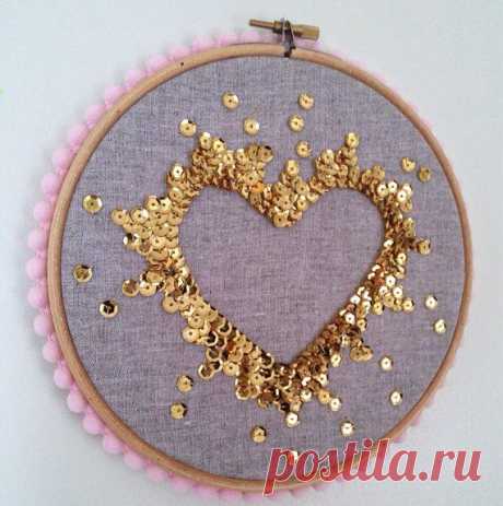 Handmade sequin art, each sequin has been sewn on individually to create a negative space heart. It is gold sequins on grey linen fabric, pale - Salvabrani