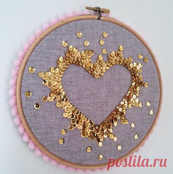 Handmade sequin art, each sequin has been sewn on individually to create a negative space heart. It is gold sequins on grey linen fabric, pale - Salvabrani