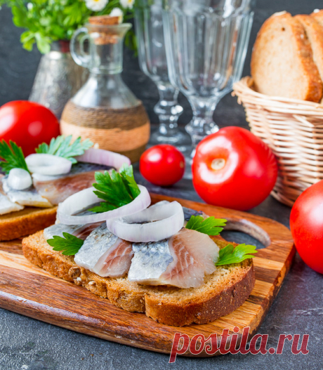 Сельдь домашнего посола на Вкусном Блоге Начинаю исполнять желания из стола заказов 🙂 Первым будет рецепт засолки рыбы. Маринованная скумбрия в блоге уже есть, теперь ловите сельдь. Ничего сложного в рецепте нет, за исключением, наверное, удаления части костей из рыбы. Хотя многие, я знаю, их оставят, т.к. для селедки это нормально – легкая костистость при еде.…