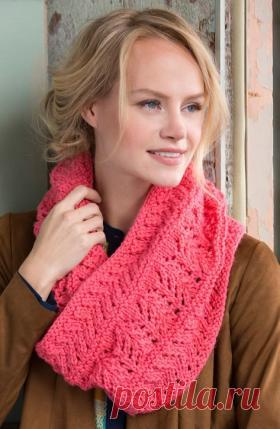 Ажурный снуд с узором елочка Симпатичный снуд спицами для женщин, выполненный из акриловой пряжи. Вязание модели осуществляется по кругу на круговых спицах по приведенной схеме...