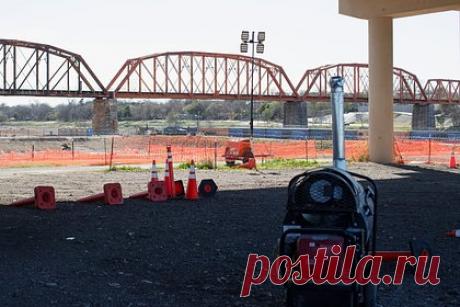 Нацгвардия Техаса захватила часть границы США и Мексики. Национальная гвардия Техаса «захватила» участок границы США и Мексики, запретив доступ к нему агентам федеральной пограничной службы. По информации вещателя, техасские нацгвардейцы, развернутые губернатором-республиканцем Грегом Эбботом, взяли под контроль парк Шелби в городе Игл-Пасс.