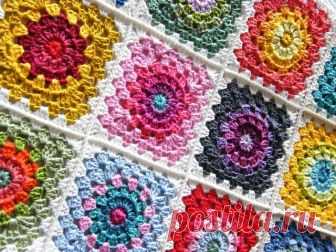 Связать красивые цветочные мотивы крючком по уроку.