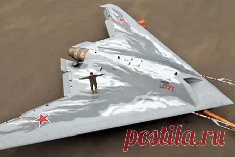 В США удивились размерам ведомого Су-57. По своим размерам ведомый — тяжелый ударный беспилотный летательный аппарат «Охотник» — лишь незначительно уступает ведущему самолету — российскому истребителю пятого поколения Су-57, удивились в американском издании The Drive, комментируя недавний репортаж телеканала «Звезда».