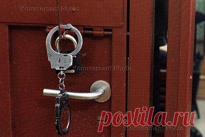 Организованную пенсионеркой банду дорожных мошенников задержали под Москвой. В Московской области полицейские задержали троих местных жителей, которые подозреваются в серии инсценировок ДТП с вымоганием денег. По версии следствия, судимая пенсионерка и вовлеченные соучастники выслеживали за рулем пожилых людей и инсценировали с ними столкновение. В отношении задержанных возбудили уголовные дела