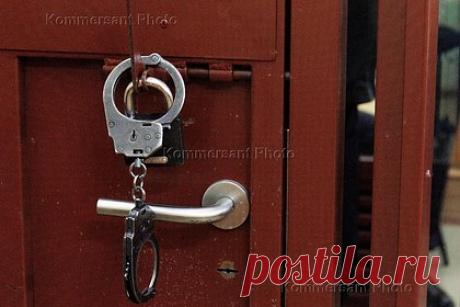 Организованную пенсионеркой банду дорожных мошенников задержали под Москвой. В Московской области полицейские задержали троих местных жителей, которые подозреваются в серии инсценировок ДТП с вымоганием денег. По версии следствия, судимая пенсионерка и вовлеченные соучастники выслеживали за рулем пожилых людей и инсценировали с ними столкновение. В отношении задержанных возбудили уголовные дела