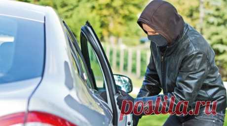 Угонщик, увидев на заднем сиденье угнанной машины ребенка, вернулся, чтобы отчитать мать