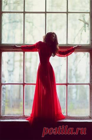 Буду тебя беречь 
от мимо идущих лиц, 
от неизбежности встреч, 
от холода чёрных ресниц, 
от брошенных даром слов, 
от остро летящих секунд, 
от жутко играющих снов, 
от тяжести горьких разлук, 
от пасмурных серых дней, 
туманов, дождей, болот, 
от жара немых огней, 
от жизни минорных нот. 

Во тьме не жалея свеч, 
и даже безумно любя… 
буду тебя беречь 
от самого себя.

Костя Крамар