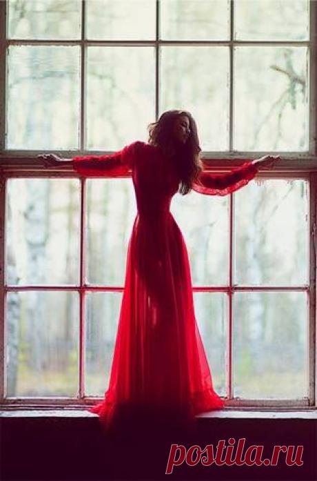 Буду тебя беречь 
от мимо идущих лиц, 
от неизбежности встреч, 
от холода чёрных ресниц, 
от брошенных даром слов, 
от остро летящих секунд, 
от жутко играющих снов, 
от тяжести горьких разлук, 
от пасмурных серых дней, 
туманов, дождей, болот, 
от жара немых огней, 
от жизни минорных нот. 

Во тьме не жалея свеч, 
и даже безумно любя… 
буду тебя беречь 
от самого себя.

Костя Крамар