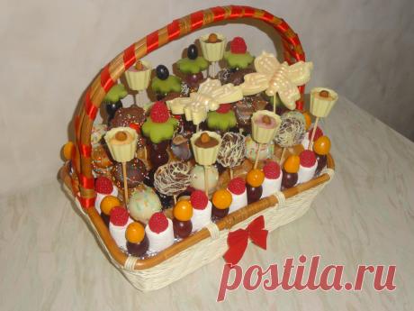Подарочные корзины с клубникой в шоколаде.Фигурным шоколадом.Сладостями.